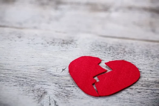 متلازمة القلب المنكسر هل يمكن للضغط العاطفي أن يتسبب في الوفاة حقا؟