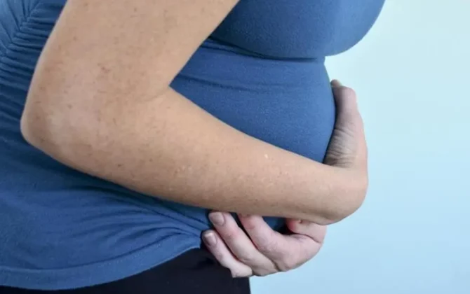 أسباب آلام أسفل البطن أثناء الحمل..هل تؤثر على الجنين؟